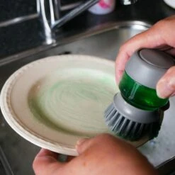 In Round Afwasborstel Met Zeepdispenser / Zeepreservoir – Inclusief Houder – Grijs – Afwas Borstel – Zeep Handborstel – Doseerpomp – Afwasmiddel Dispenser – Navulbaar -Winkel Voor Schoonmaakartikelen 1200x1200 1582