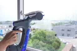 Swiss Pro+ Ruitenreiniger 3 In 1 WV 2 Blue Edition Window Vac - Ca. 120 M² - Waterzuiger - Incl. Smalle Zuigmond - Oplaadbaar - Raamwisser - Streeploos - Clicksystem - 2 Microvezeldoekjes - Met Sprayfunctie - Low Noise - Hepafilter -Winkel Voor Schoonmaakartikelen 1200x799 2