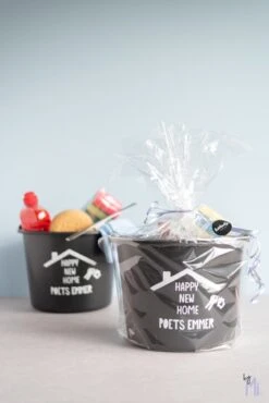 ByMi| Poetsemmer Happy New Home | Cadeautje Huis |Housewarming |Nieuwe Woning | Gepersonaliseerd -Winkel Voor Schoonmaakartikelen 801x1200